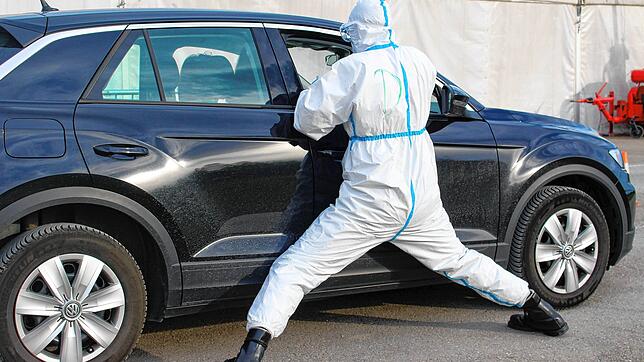 Ausgeklügelte Techniken haben die Tester im Seepark Pfullendorf entwickelt, wenn es darum geht, den Personen im Drive-In sicher und ...