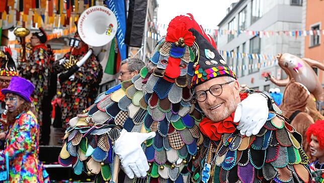 Bild 14: Schmotziger Dunschtig: Auf der Marktstätte treffen sich die Narren und Hästräger