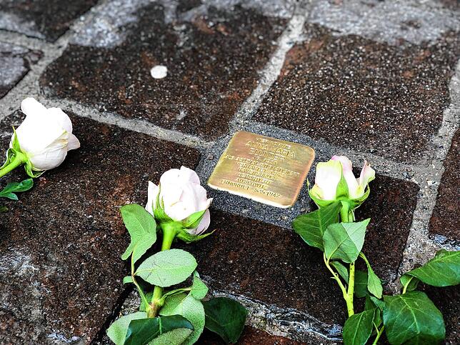 In der Peterstraße in der Engener Altstadt erinnert nun dieser glänzende Gedenkstein an NS-Opfer Anna Maria Blunder, die hier mit ihren ...