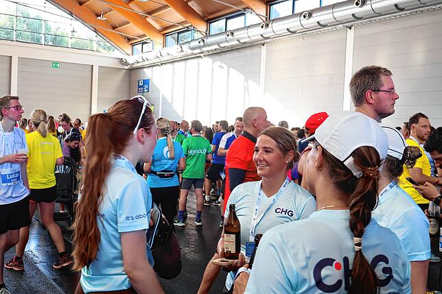 Bild 3: Mit Ausdauer und Kreativität- tausende Läufer messen sich beim ZF Firmenlauf