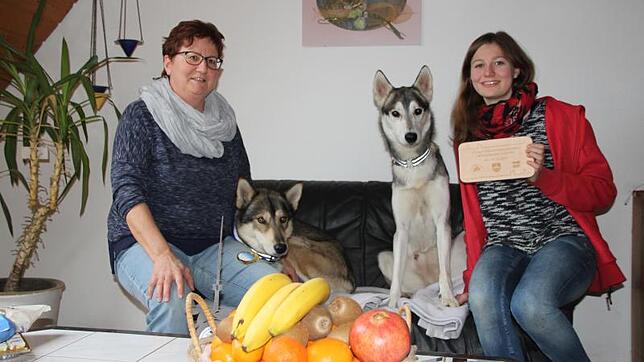 Bereits in ihrer ersten Saison gewann Jessica Paulsen (rechts) mit ihren beiden Siberian Huskys Speed (mit Medaille) und Winner die ...