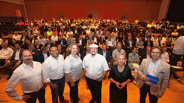 Diskutierten über neue Wir-Gefühle auf der Bühne des neunten Wirtschaftsforums in der Singener Stadthalle (von links): Jens Weber, ...