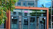 Der Haupteingang der Singener Stadthalle am Rathausplatz.