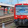 Ein Zug der Linie S61 fährt am Bahnhof in Radolfzell ein.