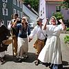 Wie das Leben vor dem Bauernkrieg in Stühlingen war, führen die Schauspieler den Besuchern vor (von links): Marina Baumann, Gudrun ...