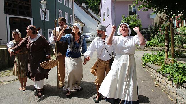 Wie das Leben vor dem Bauernkrieg in Stühlingen war, führen die Schauspieler den Besuchern vor (von links): Marina Baumann, Gudrun ...