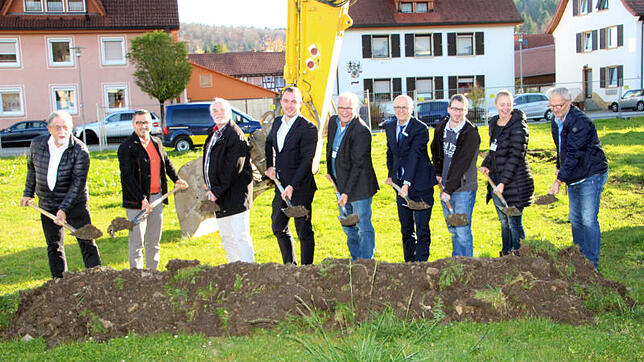 Spatenstich für das Tagespflege- und Wohnprojekt auf dem Schlenk-Areal in Blumberg, von links Projektentwickler Günter Tarlatt, Partner ...