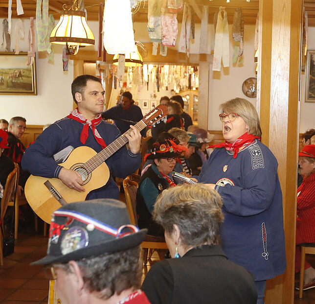 Maria Schmitt (rechts) macht auch ohne die Jungfere, die nach zahlreichen Auftritten etwas unpässlich sind, Fasnet und erhält spontan ...