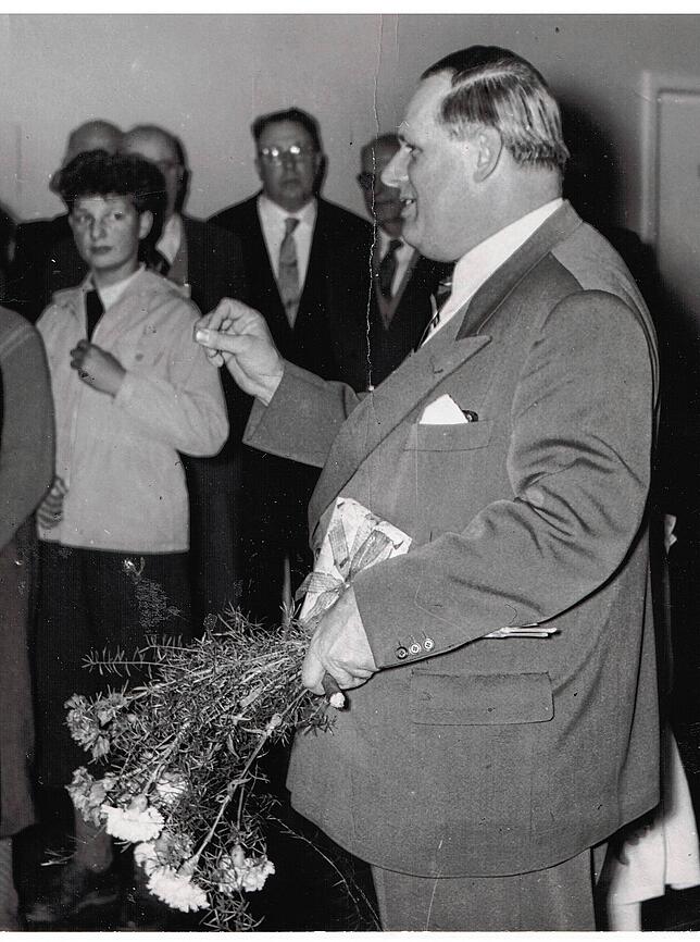Max Grünbeck bei seinem 50. Geburtstag im Jahr 1957. Der beliebte Oberbürgermeister hat die Nachkriegszeit in der Zeppelinstadt ...