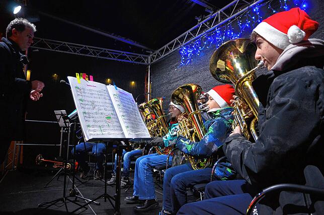 Zum Auftakt des Weihnachtmarkts spielten junge Bläser der Musikschule unter der Leitung von Diego Sanz.