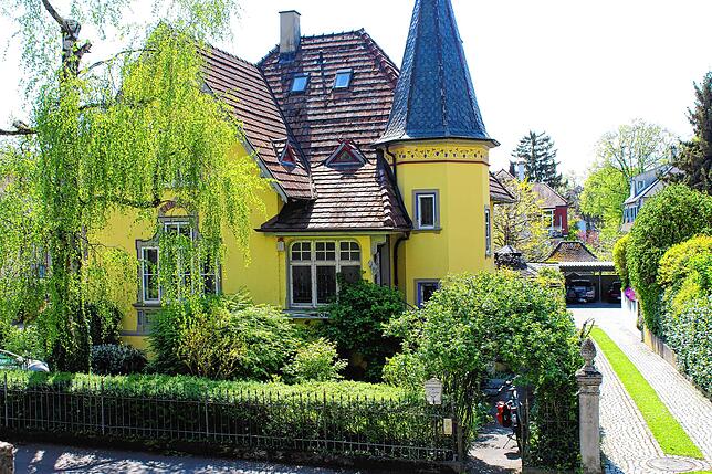 Einige sehr imposante Villen stehen in Peterhausen-Ost. Hier ein Beispiel in der Neuhauser Straße.