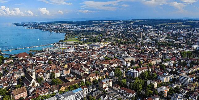 (Archivbild von 2020) Blick von Konstanz in Richtung Kreuzlingen: Die Grenze trennt zwar beide Städte und Länder doch für manchen ...