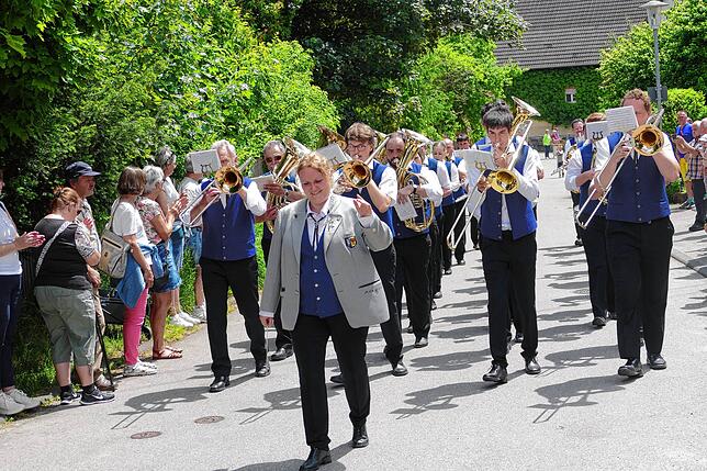 Bild 5: Jubiläumsumzug zum 175. Geburtstag der Musikkapelle Mundelfingen krönt vier stimmungsvolle Tage.