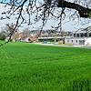 Hier auf diesem bisher landwirtschaftlich genutzten Gelände gegenüber des Hallenbades wird das neue Kinderhaus Sonnenschein in Mühlhofen ...