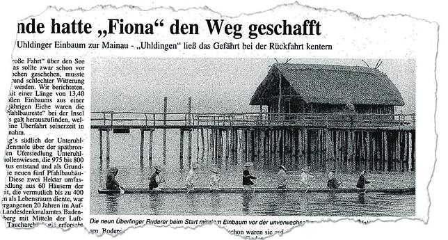 September 2000 vor dem Pfahlbaumuseum Unteruhldingen: Neun Männer paddeln im Nachbau eines Einbaums, dem man den gälischen (altirischen) ...