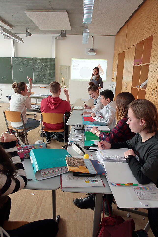 In jedem Klassenzimmer im Staufer-Gymnasium gibt es interaktive Beamer, die über Laptop oder Smartphone bedient werden. Damit können ...