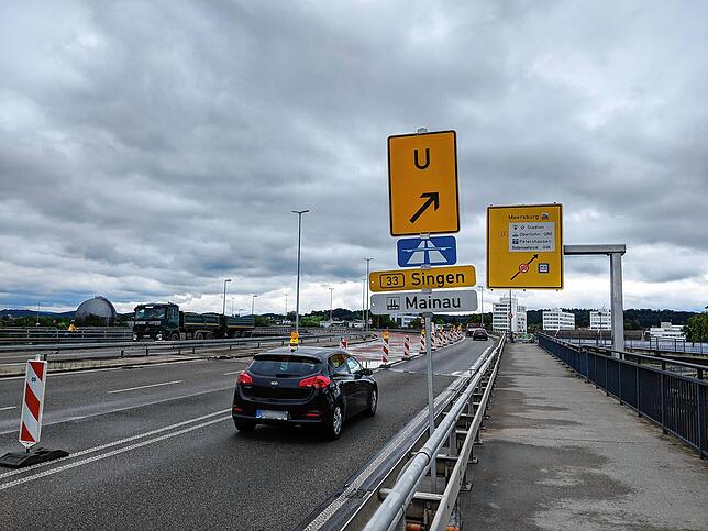 Bild 2: Wegen Hitzeblasen im Asphalt wird die Konstanzer Schänzlebrücke in Richtung Singen aufwendig saniert. Wie gehen die Arbeiten voran?