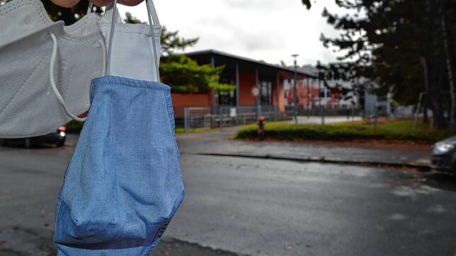 Nach dem Ausrufen der Alarmstufe gilt seit Donnerstag gilt an den Singener Schulen wieder: Im Unterricht müssen Schüler eine Maske tragen.