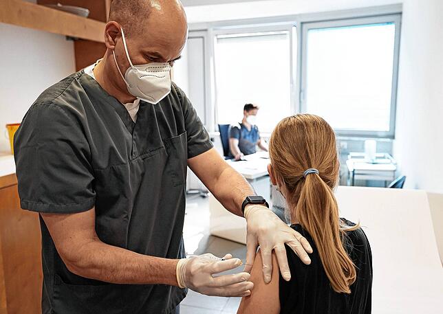 Ein zwölfjähriges Mädchen wird in einer Arztpraxis von ihrem Hausarzt mit dem Serum von Biontech/Pfizer geimpft. Hausärzte haben ...