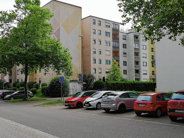 Ein sozialer Graben zieht sich durch die Bloisstraße: Sozialbau-Blocks auf der einen, schicke Neubauten auf der anderen Straßenseite.