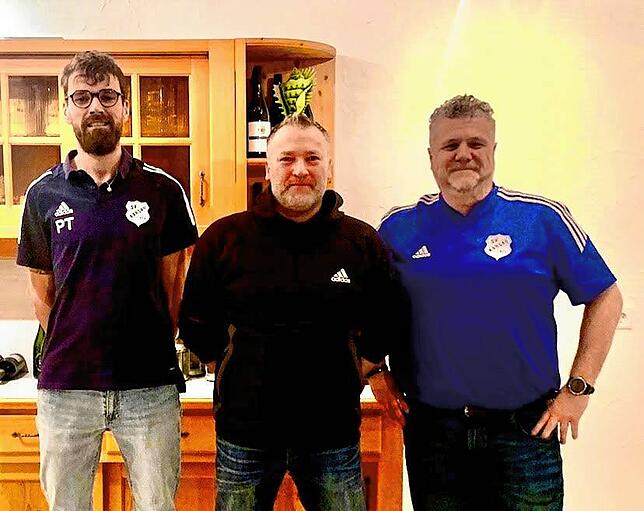 Ehrgeiziges Trio: (Von links) Spielausschuss Pascal Trapp, der neue Trainer Roberto Florio und Vorsitzender Thomas Zumkeller.