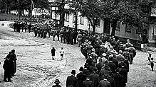 Leichenzug beim Gasthaus Adler in Richtung evangelischer Friedhof. Die Anwesenheit von Soldaten lässt auf die Beisetzung eines ...