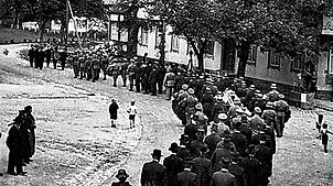 Leichenzug beim Gasthaus Adler in Richtung evangelischer Friedhof. Die Anwesenheit von Soldaten lässt auf die Beisetzung eines ...