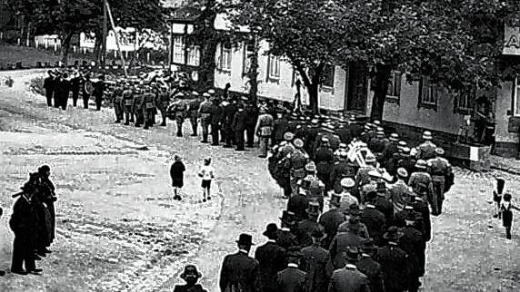 Leichenzug beim Gasthaus Adler in Richtung evangelischer Friedhof. Die Anwesenheit von Soldaten lässt auf die Beisetzung eines ...