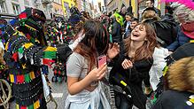 Die Hänsele schnurren mit den Zuschauerinnen.