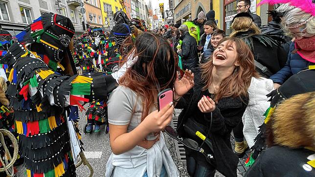 Die Hänsele schnurren mit den Zuschauerinnen.