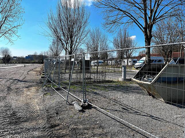 Im oberen Teil des Campingplatzes nutzen die ersten Camper die nicht sanierungsbedürftigen Plätze, um die ersten Sonnenstrahlen im ...