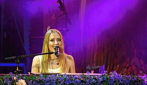 Manchmal melancholisch, aber immer optimistisch: Lea kam nicht nur bei ihren eingeschworenen Fans beim Open-Air in Markdorf hervorragend ...
