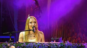Manchmal melancholisch, aber immer optimistisch: Lea kam nicht nur bei ihren eingeschworenen Fans beim Open-Air in Markdorf hervorragend ...