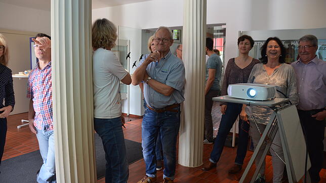 Die Wahlhelfer diskutieren im Eingangsbereich des Rathauses über die Zwischenergebnisse und Verluste der einzelnen Fraktionen. Bild: ...