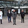Minister Manfred Lucha (Mitte) und Friedrichshafens Oberbürgermeister Andreas Brand (rechts) besuchten im Dezember 2021 die ...