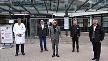 Minister Manfred Lucha (Mitte) und Friedrichshafens Oberbürgermeister Andreas Brand (rechts) besuchten im Dezember 2021 die ...