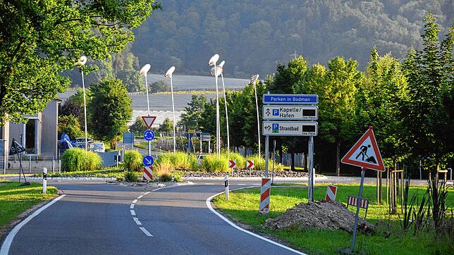 Anzeigetafeln des neuen Parkleitsystems von Bodman-Ludwigshafen, hier am Kreisel in Bodman aus Richtung Espasingen und Ludwigshafen.