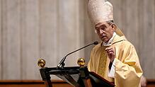Der Sekretär des ehemaligen Papstes Benedikt XVI., Erzbischof Georg Gänswein, hält eine Messe zum einjährigen Todestag von Papst ...