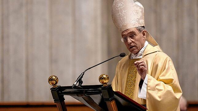Der Sekretär des ehemaligen Papstes Benedikt XVI., Erzbischof Georg Gänswein, hält eine Messe zum einjährigen Todestag von Papst ...