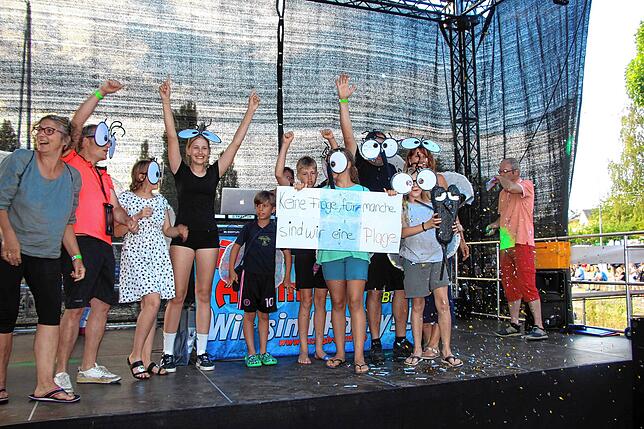 Piera Gürtler (links) und ihr Team feierten ihren Sieg bei der Schrottregatta,