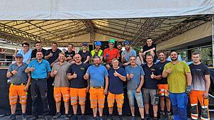 Sie liegen gut im Zeitplan: Die Helfer und Helferinnen für den Aufbau des Singener Stadtfestes freuen sich schon auf die ...