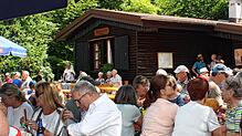 Zum 50-jährigen Jubiläum der Blatthaldenhütte kommen viele Besucher zum höchsten Punkt von Unterbaldingen. Sie genießen das Angebot und ...