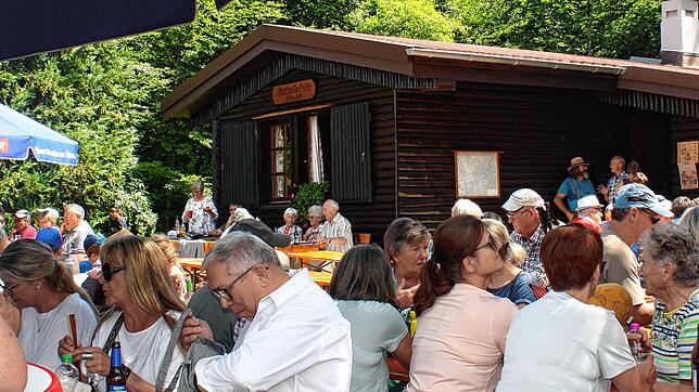 Zum 50-jährigen Jubiläum der Blatthaldenhütte kommen viele Besucher zum höchsten Punkt von Unterbaldingen. Sie genießen das Angebot und ...
