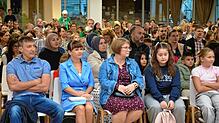 Bei der Einschulung der 94 neuen Fünftklässler in der Realschule am Bildungszentrum Markdorf werden die Kinder von ihren Eltern, ...