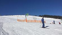 Hier hat sich der Unfall ereignet: Die orange Absperrung (mit der Schneekanone) markiert den Unfallort zwischen Resi-Lift und Kinderbahn.
