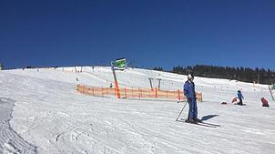 Hier hat sich der Unfall ereignet: Die orange Absperrung (mit der Schneekanone) markiert den Unfallort zwischen Resi-Lift und Kinderbahn.