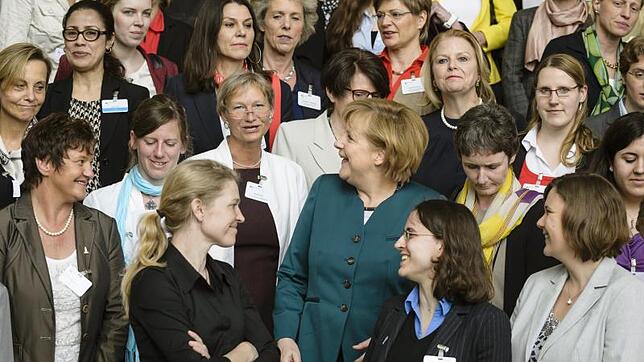 Vaude-Chefin Antje von Dewitz (links vorne) traf Angela Merkel beim Frauengipfel.