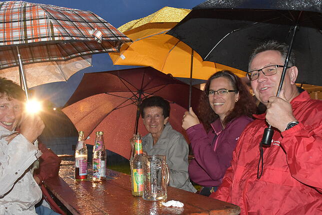 Unterm Regen blieb es trocken und das Mitfeiern war kein Problem.