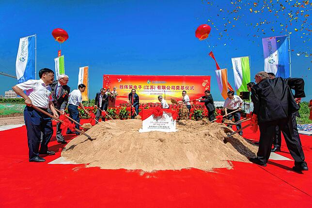 Grundsteinlegung der neuen Schweizer-Fabrik in China 2018.