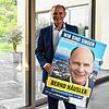 Original und Foto: Bernd Häusler, Singener Oberbürgermeister und bislang einziger Bewerber für die OB-Wahl am 11. Juli, mit Wahlplakat.